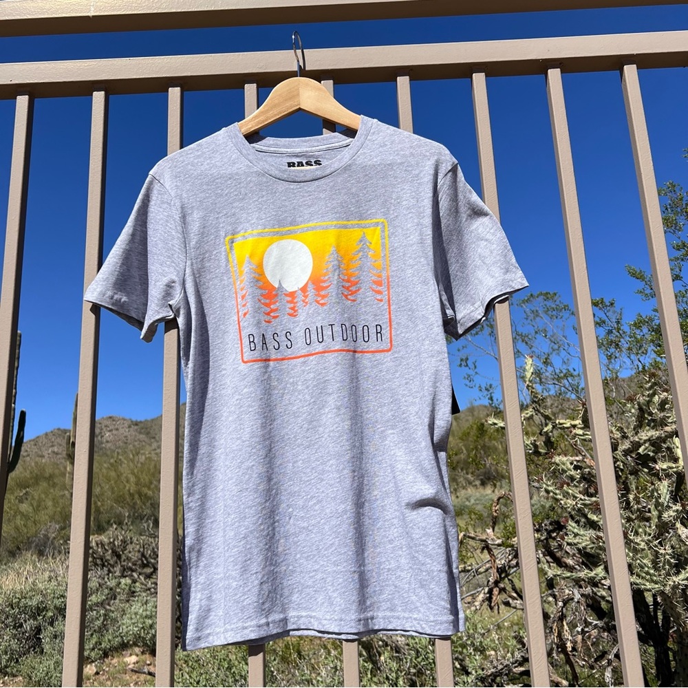 ⬇️💲BASS OUTDOOR NWT Men’s Graphic T-Shirt Size S Color Grey